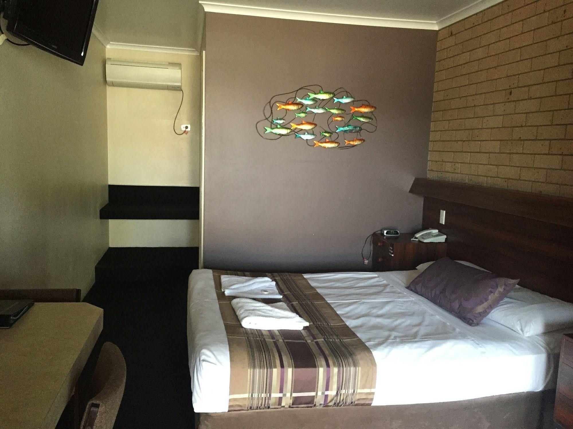 Sarina Motor Inn Екстер'єр фото