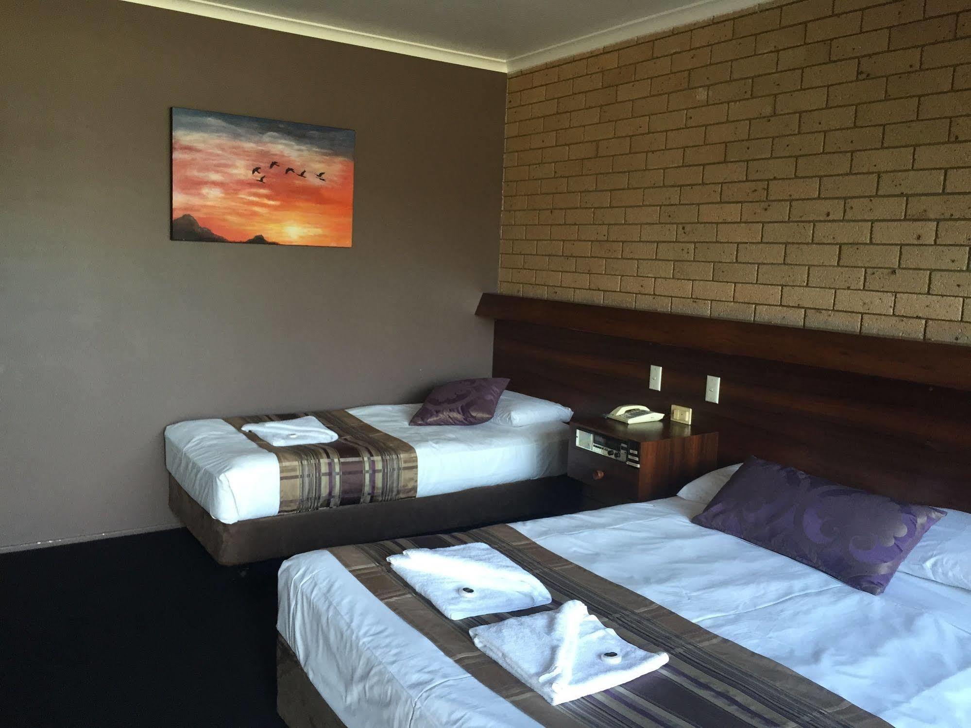 Sarina Motor Inn Екстер'єр фото