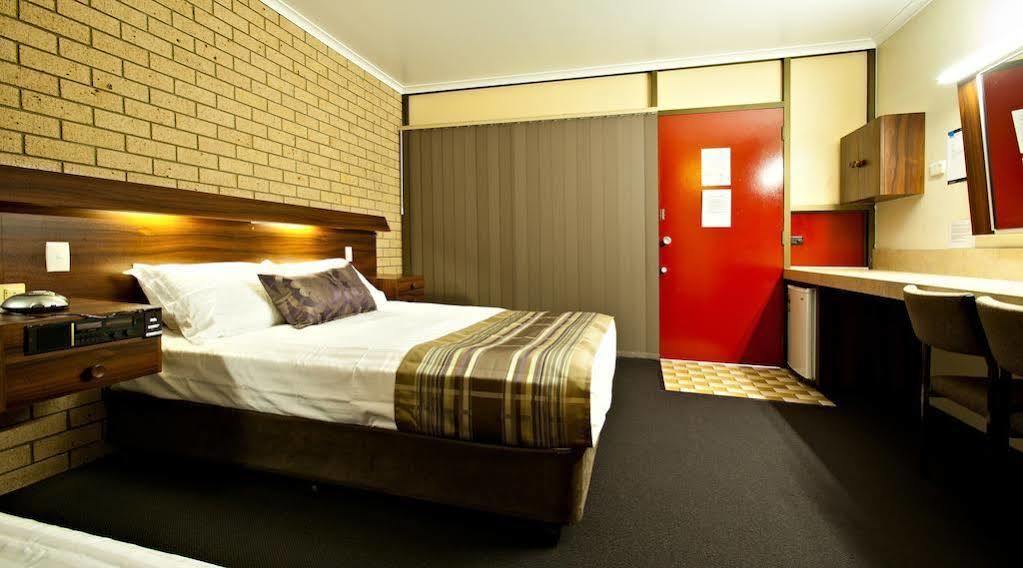 Sarina Motor Inn Екстер'єр фото